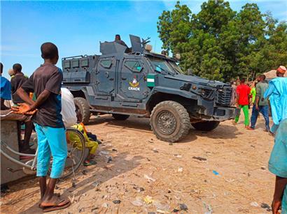 Die Polizei ist mit einem gepanzerten Fahrzeug im nigerianischen Bundesstaat Borno unterwegs, wo Dschihadisten-Milizen die Bevölkerung terrorisieren
