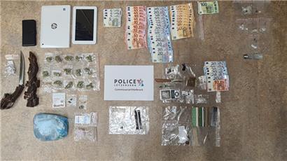 Die Polizei konnte unter anderem 100 Gramm Haschisch, 28 Gramm Marihuana sowie eine größere Summe Bargeld und Messer sicherstellen
