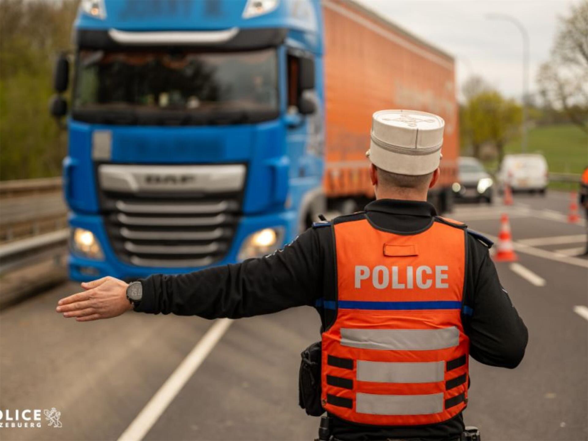 Die-Polizei-kontrollierte-mehrere-Lkw-Fahrer-93168h.jpg