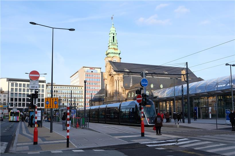 Die Polizei meldet, dass eine Person am Donnerstagabend am Hauptbahnhof bedroht und beraubt worden sei
