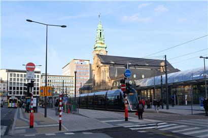 Die Polizei meldet, dass eine Person am Donnerstagabend am Hauptbahnhof bedroht und beraubt worden sei
