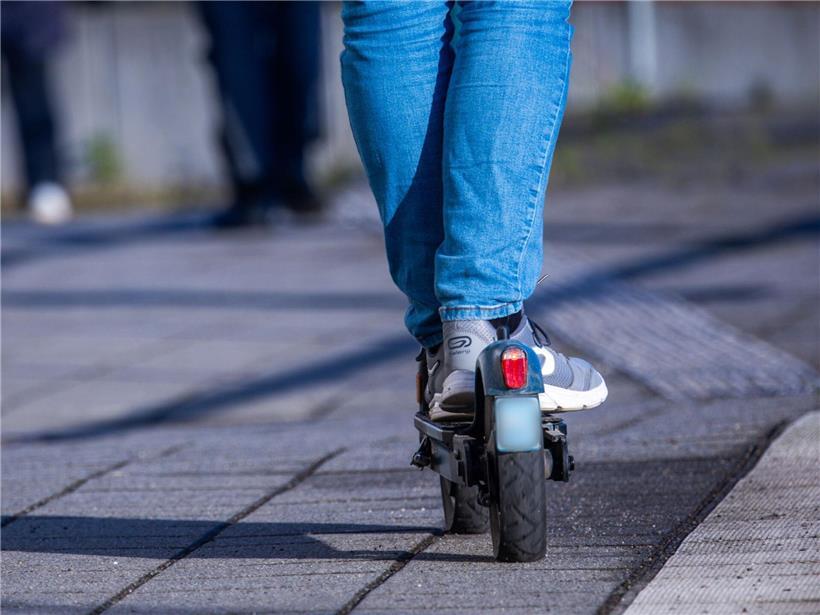 Polizist dokumentiert Zwischenfall mit elektrischem Tretroller auf Straße bei Tageslicht