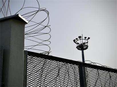 Die Polizei nahm einen 15-Jährigen fest, nachdem er mit einer Luftdruckwaffe mehrfach auf eine Person geschossen hatte