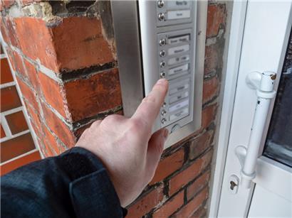 Die Polizei rät: Lassen Sie sich nicht von Fremden unter Druck setzen
