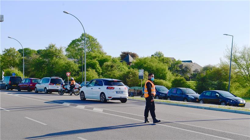 Die Polizei regelt den Verkehr vor der Zufahrt zum Recyclingcenter
