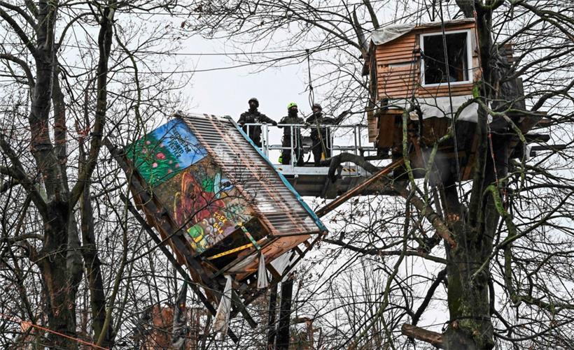 Die Polizei reißt am 12. Januar 2023 ein Baumhaus von Umweltschützern im westdeutschen Dorf Lützerath ab
