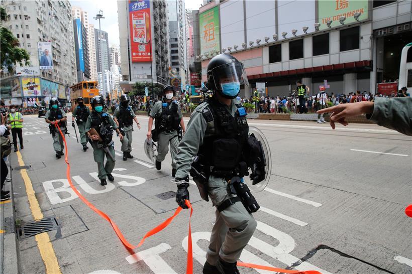 Die Polizei richtet mit Flatterband auf der Causeway Bay eine Absperrung für die Demonstranten am 23. Jahrestag der Rückgabe Hongkongs an China ein. Ungeachtet weltweiter Kritik hat China das kontroverse Gesetz zum Schutz der nationalen Sicherheit in Hongkong erlassen.
