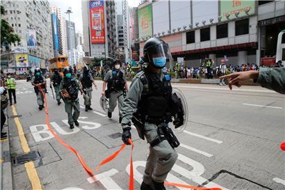 Die Polizei richtet mit Flatterband auf der Causeway Bay eine Absperrung für die Demonstranten am 23. Jahrestag der Rückgabe Hongkongs an China ein. Ungeachtet weltweiter Kritik hat China das kontroverse Gesetz zum Schutz der nationalen Sicherheit in Hongkong erlassen.
