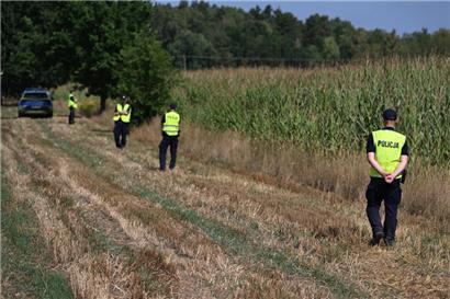 Die Polizei sichert das Gebiet, auf das ein nicht identifiziertes Objekt fiel
