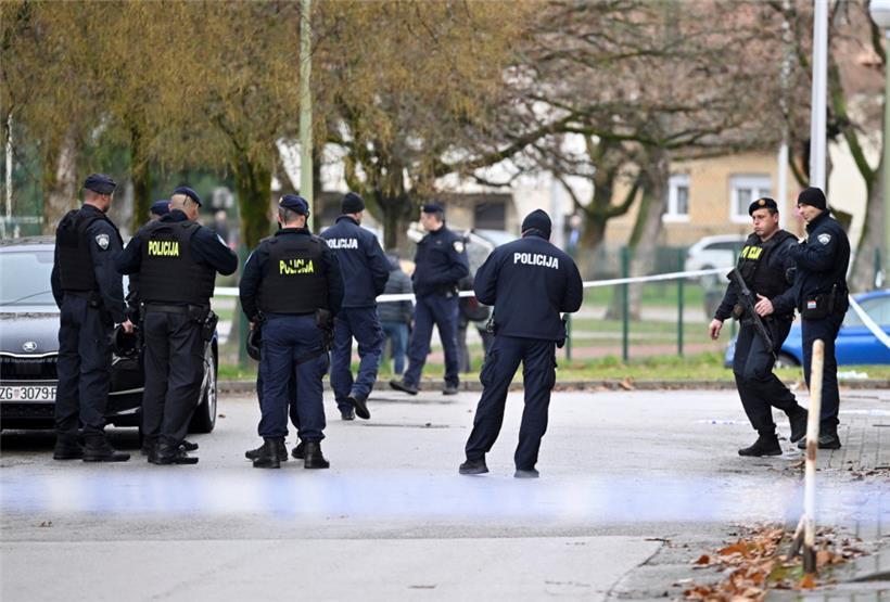 Die Polizei sichert den Zugang zu der Grundschule in Zagreb, in der mindestens eine Schülerin starb und eine Lehrerin und weitere Schüler bei einem Messerangriff verwundet wurden
