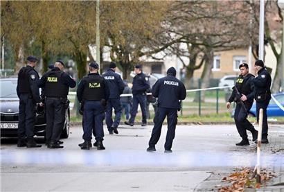 Die Polizei sichert den Zugang zu der Grundschule in Zagreb, in der mindestens eine Schülerin starb und eine Lehrerin und weitere Schüler bei einem Messerangriff verwundet wurden
