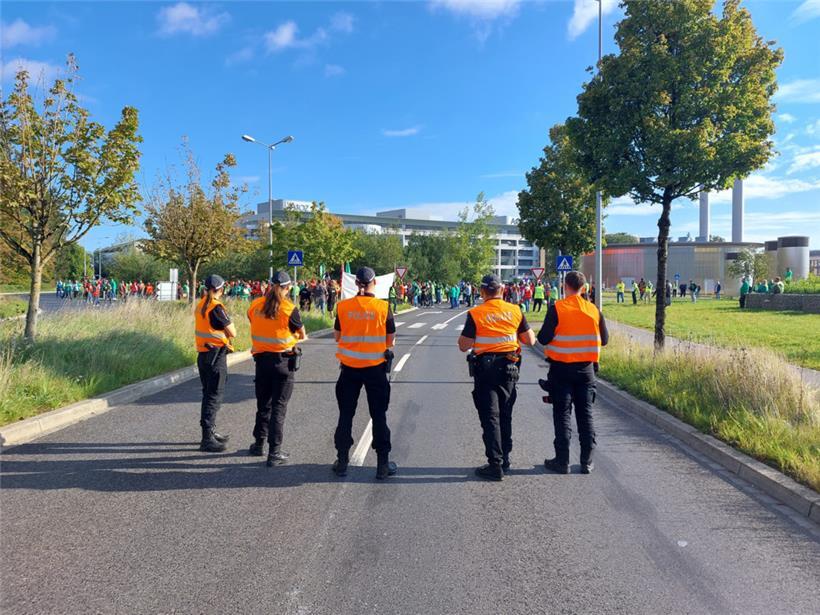 Die Polizei sicherte die N1 ab und behielt das Geschehen im Auge
