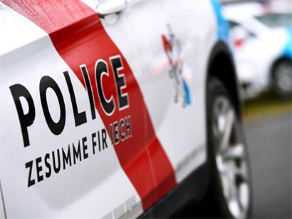 Die Polizei sperrt die Rue Bamertal in Diekirch während eines Einsatzes der Spezialeinheit vorsorglich ab