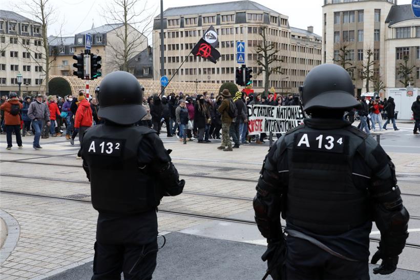 Die Polizei spricht von rund 250 Teilnehmern, die am Samstag vom Bahnhof in Richtung Stadtzentrum zogen. Anhänger der Bewegung wollen das Zehnfache an Demonstranten gezählt haben. 
