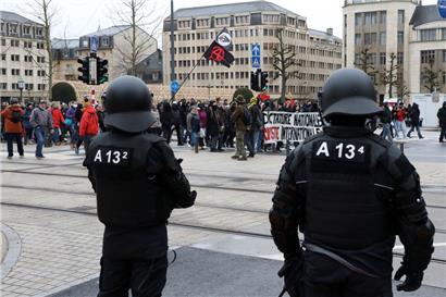 Die Polizei spricht von rund 250 Teilnehmern, die am Samstag vom Bahnhof in Richtung Stadtzentrum zogen. Anhänger der Bewegung wollen das Zehnfache an Demonstranten gezählt haben. 
