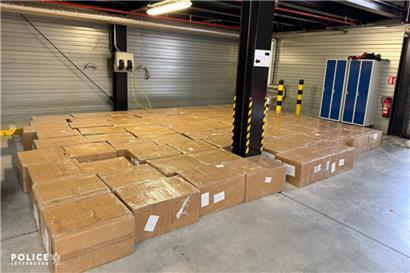 Die Polizei stellte rund 7.500 Paar Sneakers sicher
