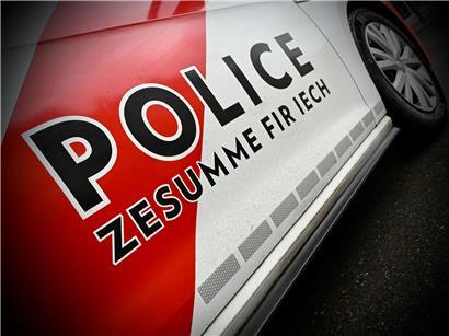 Zwei sichergestellte Messer von der Polizei auf einem Tisch, Beweismittel bei einer Kriminaluntersuchung