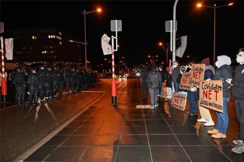 Die Polizei trennt die Gegendemo und die „Marche blanche“ vor der Philharmonie
