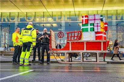 Die Polizei und der ACL begutachten den Schlitten
