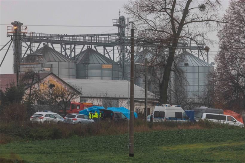 Die Polizei untersucht den Ort, an dem am 17. November 2022 im ostpolnischen Dorf Przewodow, nahe der Grenze zur kriegszerstörten Ukraine, zwei Menschen durch einen Raketeneinschlag getötet wurden
