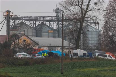 Die Polizei untersucht den Ort, an dem am 17. November 2022 im ostpolnischen Dorf Przewodow, nahe der Grenze zur kriegszerstörten Ukraine, zwei Menschen durch einen Raketeneinschlag getötet wurden
