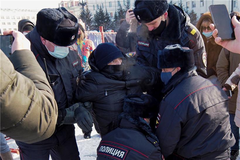 Die Polizei verhaftet einen Mann während eines Protestes gegen die Inhaftierung des Oppositionsführers Alexej Nawalny in Chabarowsk, 6.100 Kilometer östlich von Moskau
