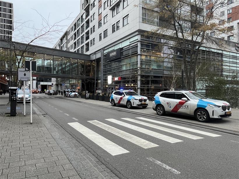 Die Polizei war am Montag mit mehreren Streifenwagen auf Belval