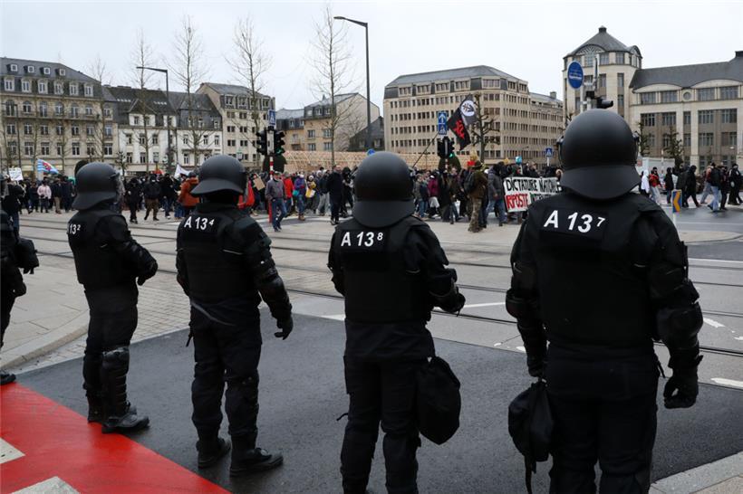 Die Polizei war zwar mit einem verstärkten Aufgebot in der Innenstadt, konnte aber nicht verhindern, dass sich kleine Gruppen später im Zentrum verteilten
