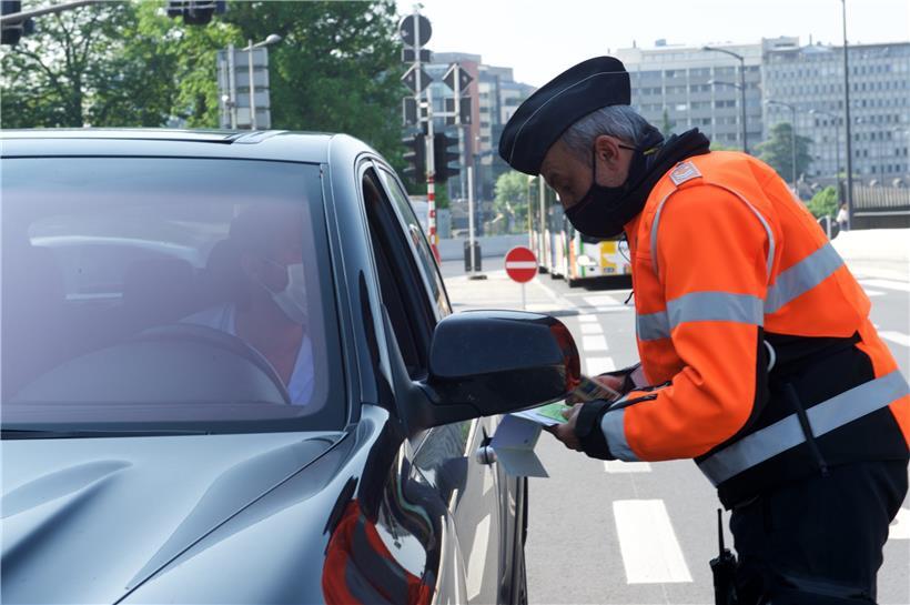 Die Polizei wirft derzeit ein strenges Auge aufs Telefonieren am Steuer. Doch müssen auch die Papiere in Ordnung sein.
