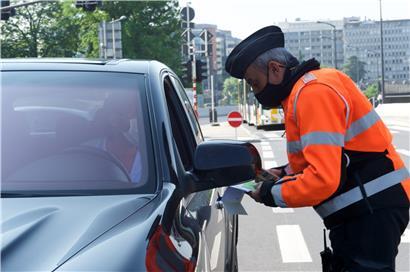 Die Polizei wirft derzeit ein strenges Auge aufs Telefonieren am Steuer. Doch müssen auch die Papiere in Ordnung sein.
