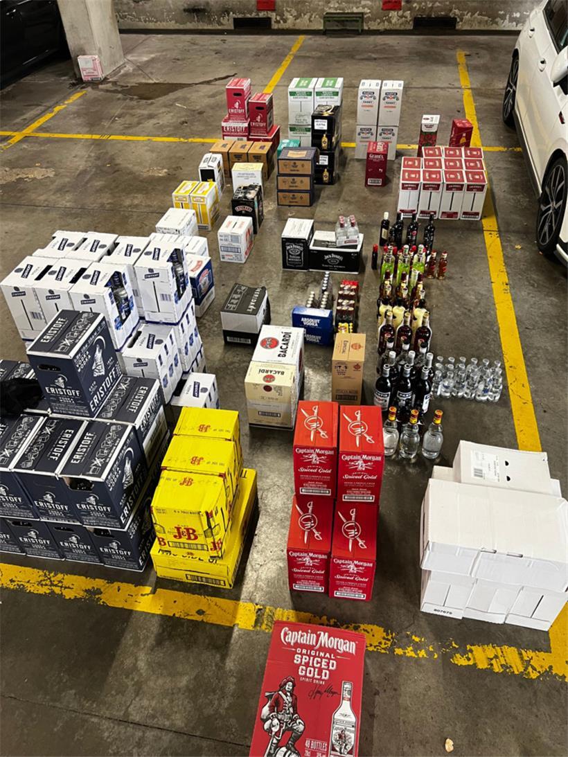 Die Polizei zeigt stolz ihren Fund: Von Wodka über Rum bis Whisky ist alles dabei
