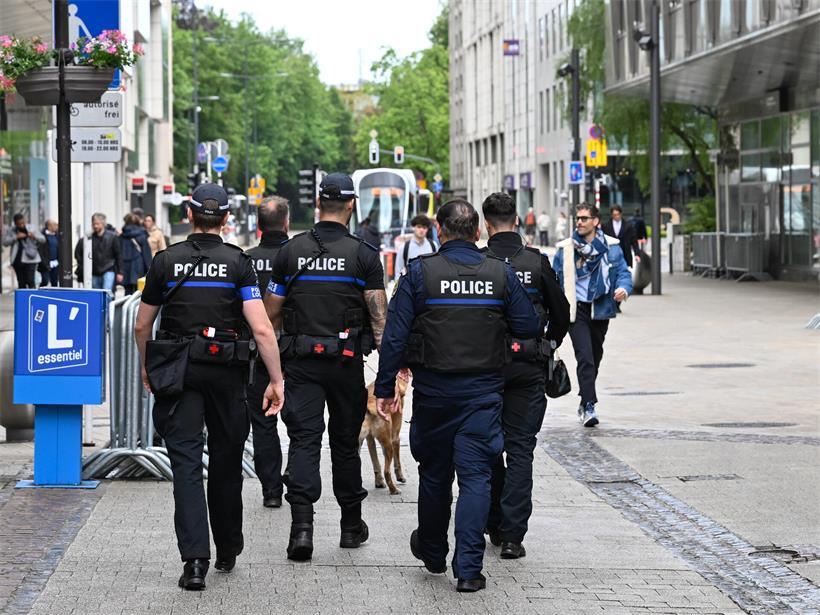 Rumänische Lokalpolizisten in heller Uniform bei Streifendienst auf der Straße