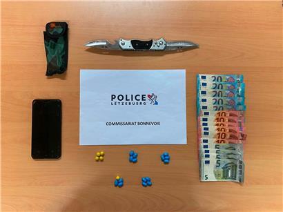 Die Polizisten haben Drogen, Geld, ein illegales Messer sowie ein Mobiltelefon beschlagnahmt
