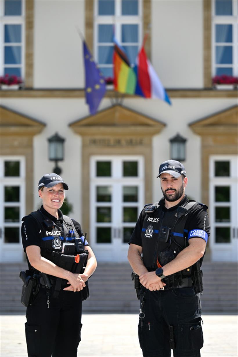 Die Polizistin und der Polizist merken bei ihrer Arbeit, dass ihre Präsenz positive Auswirkungen hat
