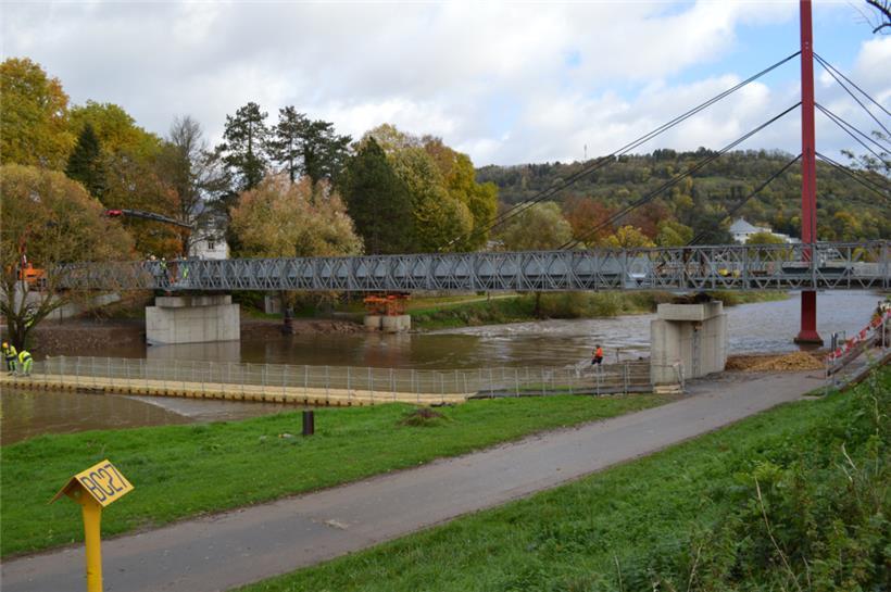 Die Ponton-Brücke (l.) wird nun abmontiert, die Ersatzbrücke (Mitte) soll ab 15. November begehbar sein, die „Ficellesbréck“ (r.) wird erst ab 2028 saniert
