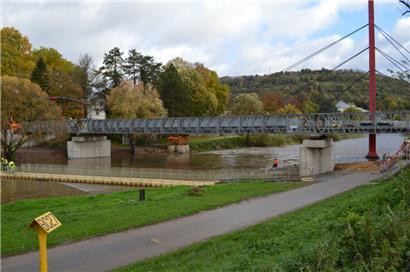 Die Ponton-Brücke (l.) wird nun abmontiert, die Ersatzbrücke (Mitte) soll ab 15. November begehbar sein, die „Ficellesbréck“ (r.) wird erst ab 2028 saniert
