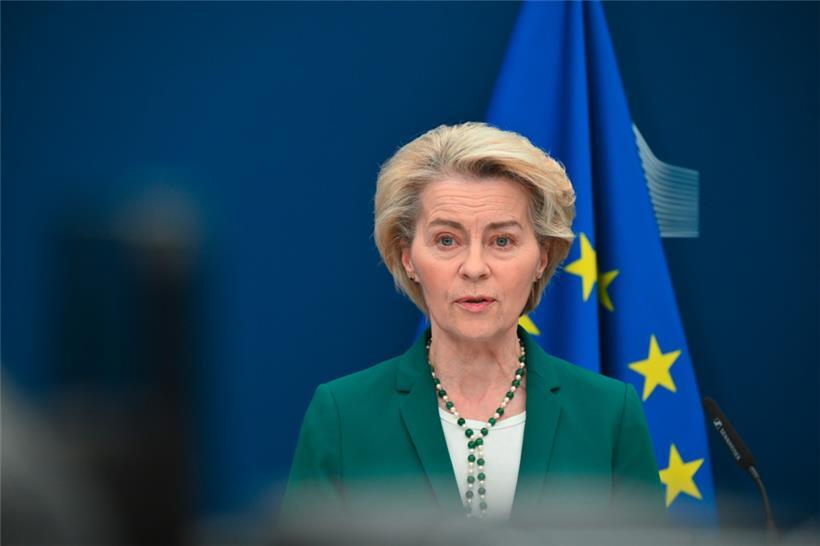 Die Präsidentin der Europäischen Kommission, Ursula von der Leyen, spricht anlässlich einer Medienkonferenz im Hauptsitz der Europäischen Kommission in Brüssel. Im Rechtsstreit um Textnachrichten an einen Pharma-Konzernchef hat EU-Kommissionspräsidentin Ursula von der Leyen eine Niederlage kassiert
