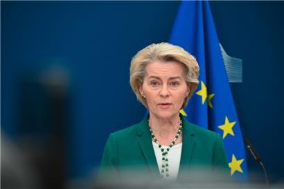 Die Präsidentin der Europäischen Kommission, Ursula von der Leyen, spricht anlässlich einer Medienkonferenz im Hauptsitz der Europäischen Kommission in Brüssel. Im Rechtsstreit um Textnachrichten an einen Pharma-Konzernchef hat EU-Kommissionspräsidentin Ursula von der Leyen eine Niederlage kassiert
