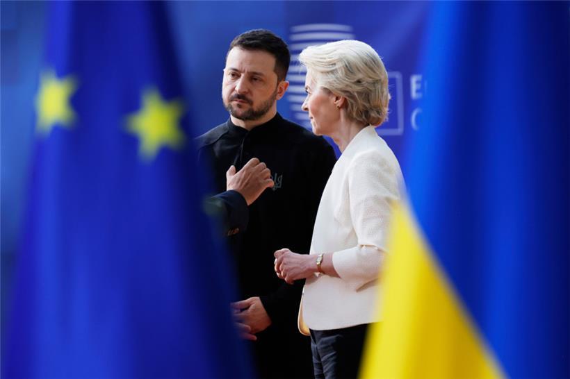 Die Präsidentin der Europäischen Kommission, Ursula von der Leyen, spricht mit dem ukrainischen Präsidenten Wolodymyr Selenskyj, als sie zu einem EU-Gipfel im Gebäude des Europäischen Rates ankommen
