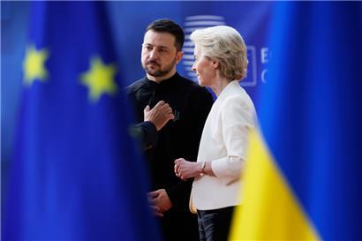 Die Präsidentin der Europäischen Kommission, Ursula von der Leyen, spricht mit dem ukrainischen Präsidenten Wolodymyr Selenskyj, als sie zu einem EU-Gipfel im Gebäude des Europäischen Rates ankommen
