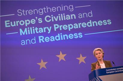 Die Präsidentin der Europäischen Kommission, Ursula von der Leyen, bei der Pressekonferenz über die zivile und militärische Bereitschaft Europas
