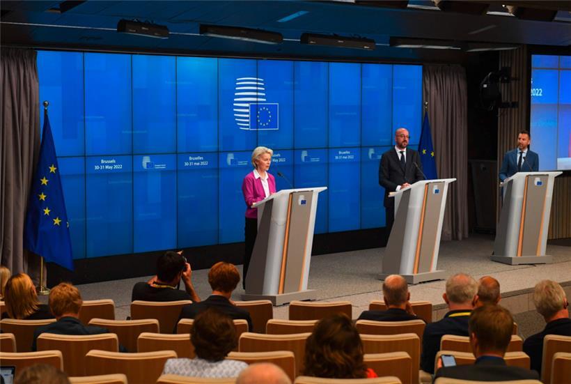 Die Präsidentin der Europäischen Kommission Ursula von der Leyen (l.) und der Präsident des Europäischen Rates Charles Michel geben während einer Sondersitzung des Europäischen Rates am 31. Mai 2022 eine gemeinsame Presseerklärung ab

