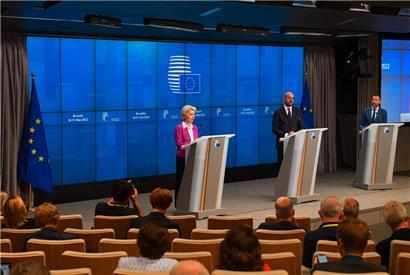 Die Präsidentin der Europäischen Kommission Ursula von der Leyen (l.) und der Präsident des Europäischen Rates Charles Michel geben während einer Sondersitzung des Europäischen Rates am 31. Mai 2022 eine gemeinsame Presseerklärung ab
