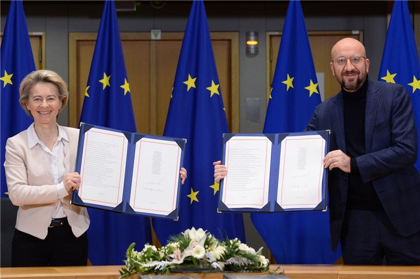 Die Präsidentin der Europäischen Kommission, Ursula von der Leyen, und der Präsident des Europäischen Rates, Charles Michel, zeigen das unterzeichnete Brexit-Handelsabkommen, das am 1. Januar 2021 in Kraft treten soll
