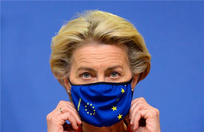 Die Präsidentin der Europäischen Kommission, Ursula von der Leyen, passt ihre Gesichtsmaske an, bevor sie eine Erklärung vor dem ersten Tag des Gipfels der EU am 1. Oktober 2020 abgibt
