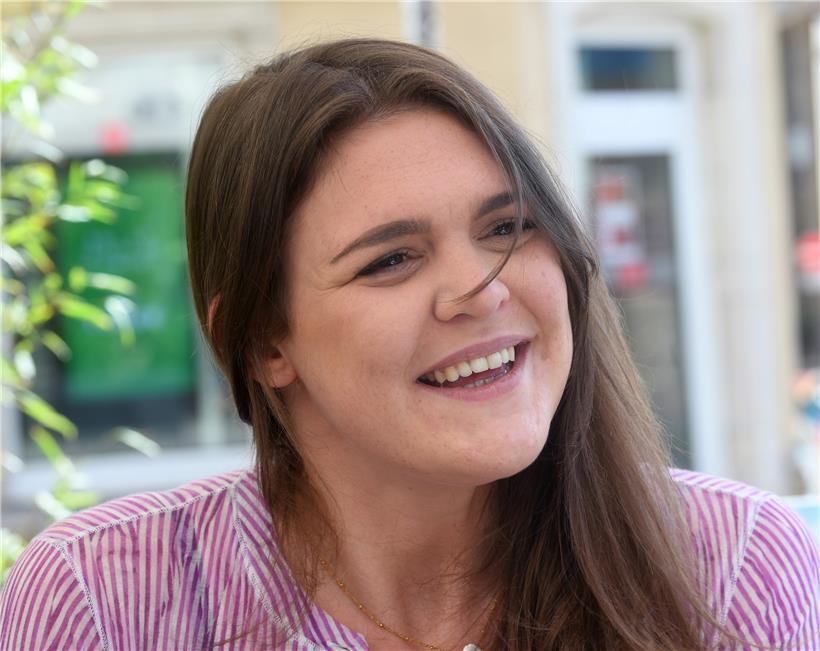 Die Präsidentin der „Femmes socialistes“ ist politisch ein Newcomer. 27 Jahre alt, noch Studentin und halbtags im Innenministerium  tätig. Wenn sie manchmal etwas vermisst, dann die Arbeit in der Gastronomie. „An der Theke hört man, wie die Leute denken und was sie gerade bewegt“, sagt sie. In der politischen „Bubble“ will sie sich nicht ausschließlich…
