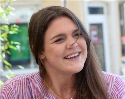 Die Präsidentin der „Femmes socialistes“ ist politisch ein Newcomer. 27 Jahre alt, noch Studentin und halbtags im Innenministerium  tätig. Wenn sie manchmal etwas vermisst, dann die Arbeit in der Gastronomie. „An der Theke hört man, wie die Leute denken und was sie gerade bewegt“, sagt sie. In der politischen „Bubble“ will sie sich nicht ausschließlich…
