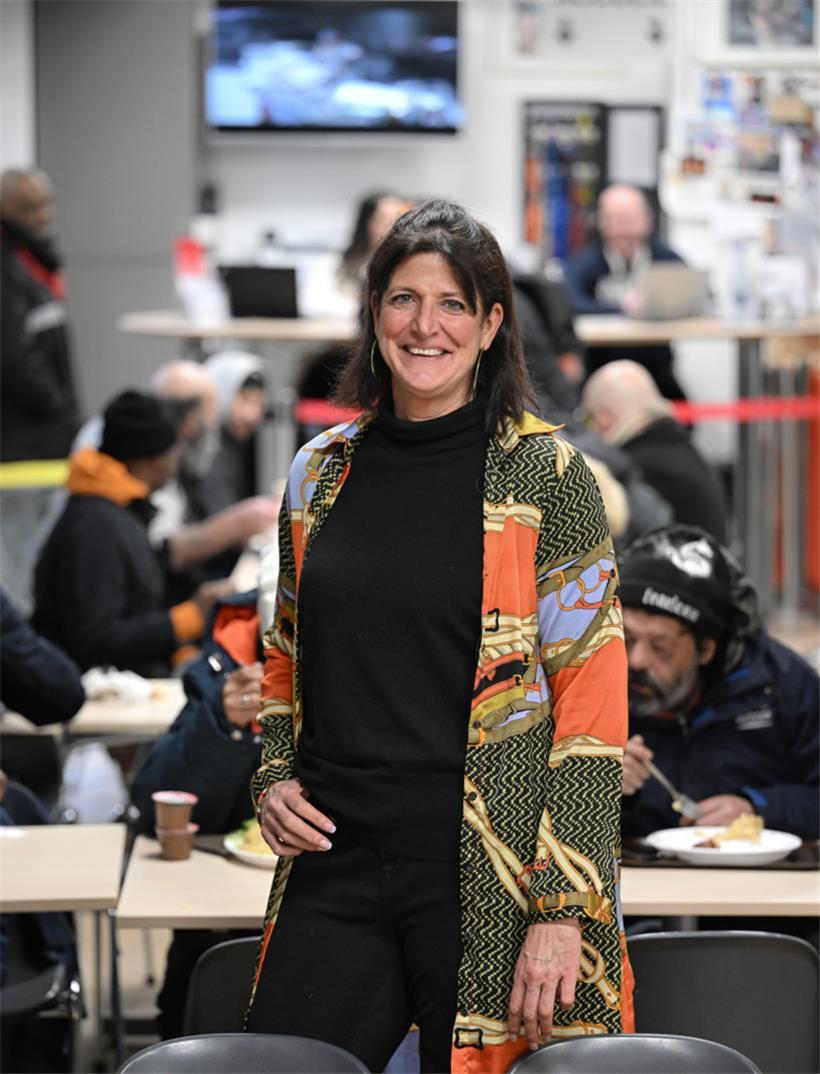 Die Präsidentin der „Stëmm vun der Strooss“, Alexandra Oxacelay, sieht im Duschbus eine gute Ergänzung zu existierenden Einrichtungen
