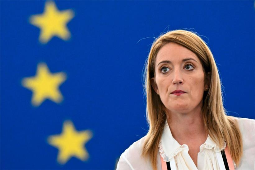 Die Präsidentin des Europäischen Parlaments, Roberta Metsola, gibt zu Beginn der Sitzung des Parlaments eine Erklärung zur Korruptionsaffäre ab, die die Institution erschüttert
