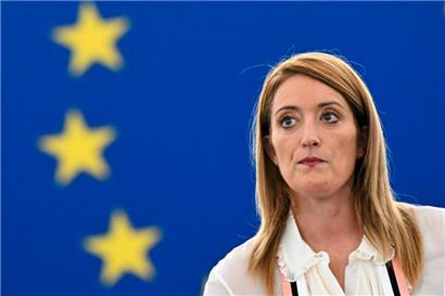 Die Präsidentin des Europäischen Parlaments, Roberta Metsola, gibt zu Beginn der Sitzung des Parlaments eine Erklärung zur Korruptionsaffäre ab, die die Institution erschüttert
